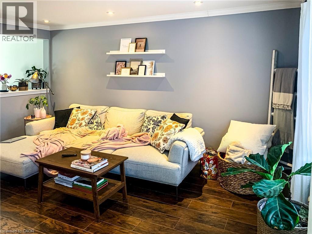 1 Mahony Avenue, Hamilton, ON - Indoor Photo Showing Living Room
