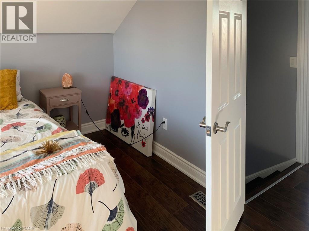 1 Mahony Avenue, Hamilton, ON - Indoor Photo Showing Bedroom