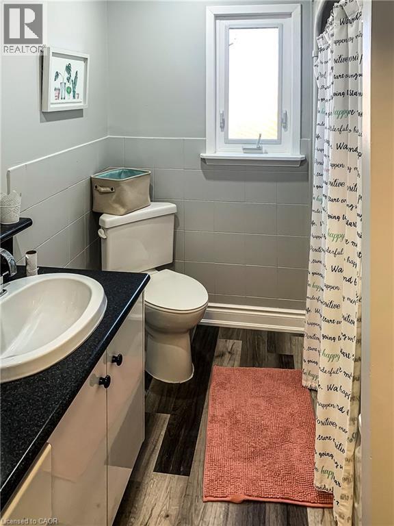 1 Mahony Avenue, Hamilton, ON - Indoor Photo Showing Bathroom