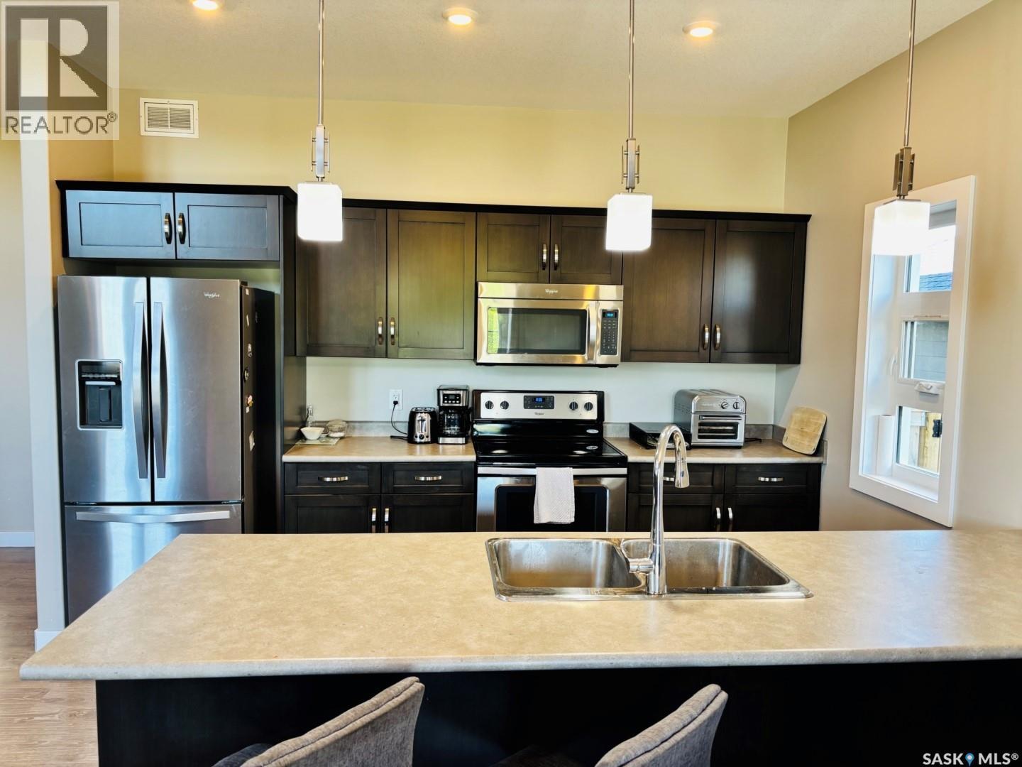 255 Eaton Crescent, Saskatoon, SK - Indoor Photo Showing Kitchen With Double Sink With Upgraded Kitchen