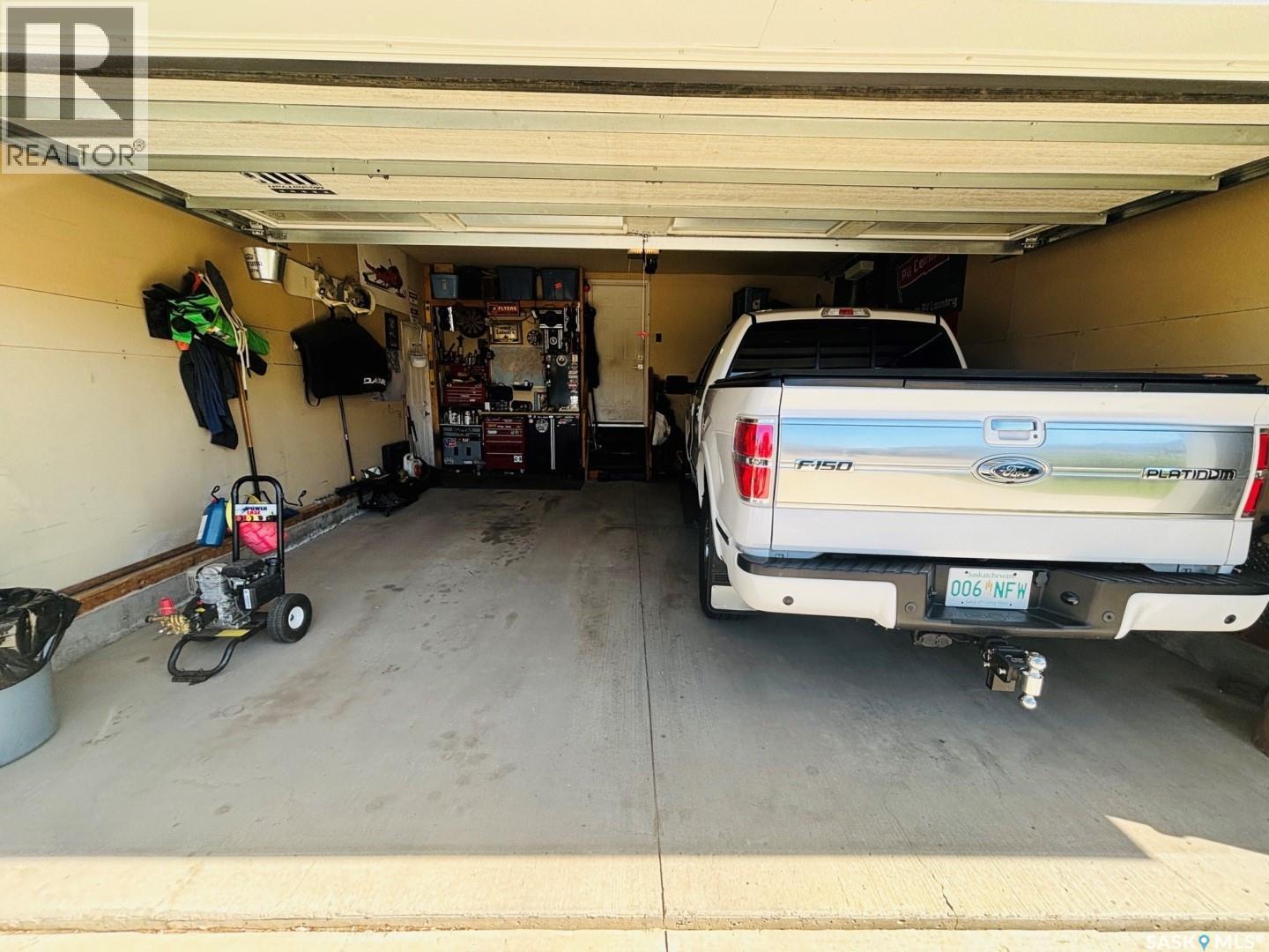 255 Eaton Crescent, Saskatoon, SK - Indoor Photo Showing Garage