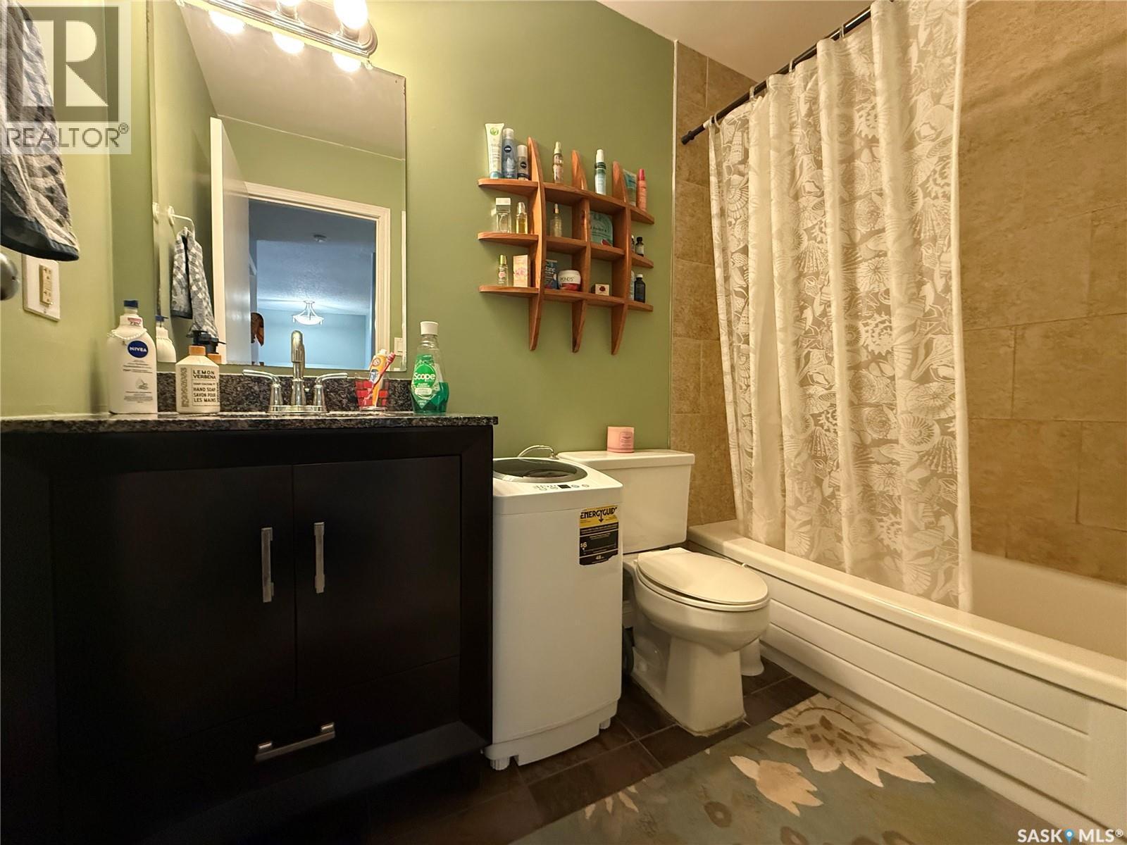 403 522 X Avenue S, Saskatoon, SK - Indoor Photo Showing Bathroom