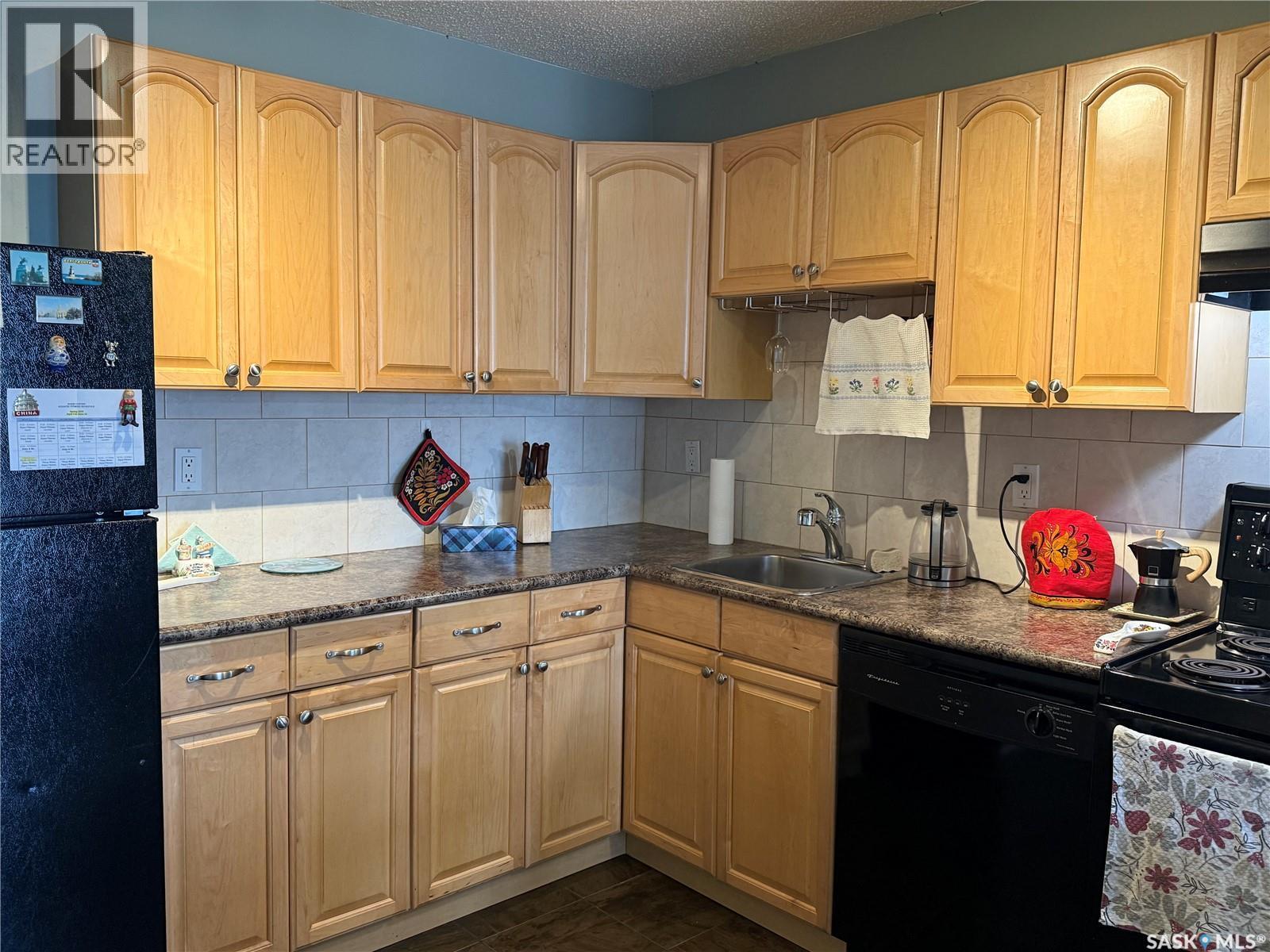 403 522 X Avenue S, Saskatoon, SK - Indoor Photo Showing Kitchen