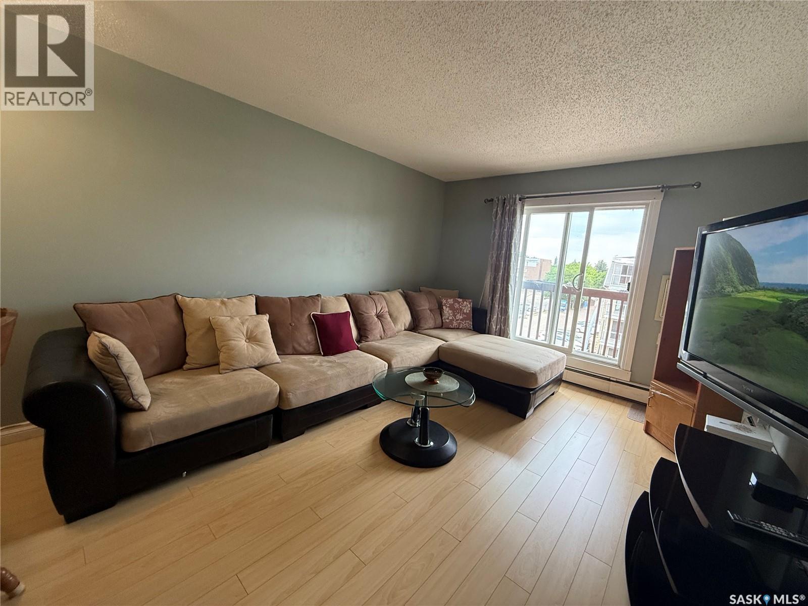 403 522 X Avenue S, Saskatoon, SK - Indoor Photo Showing Living Room