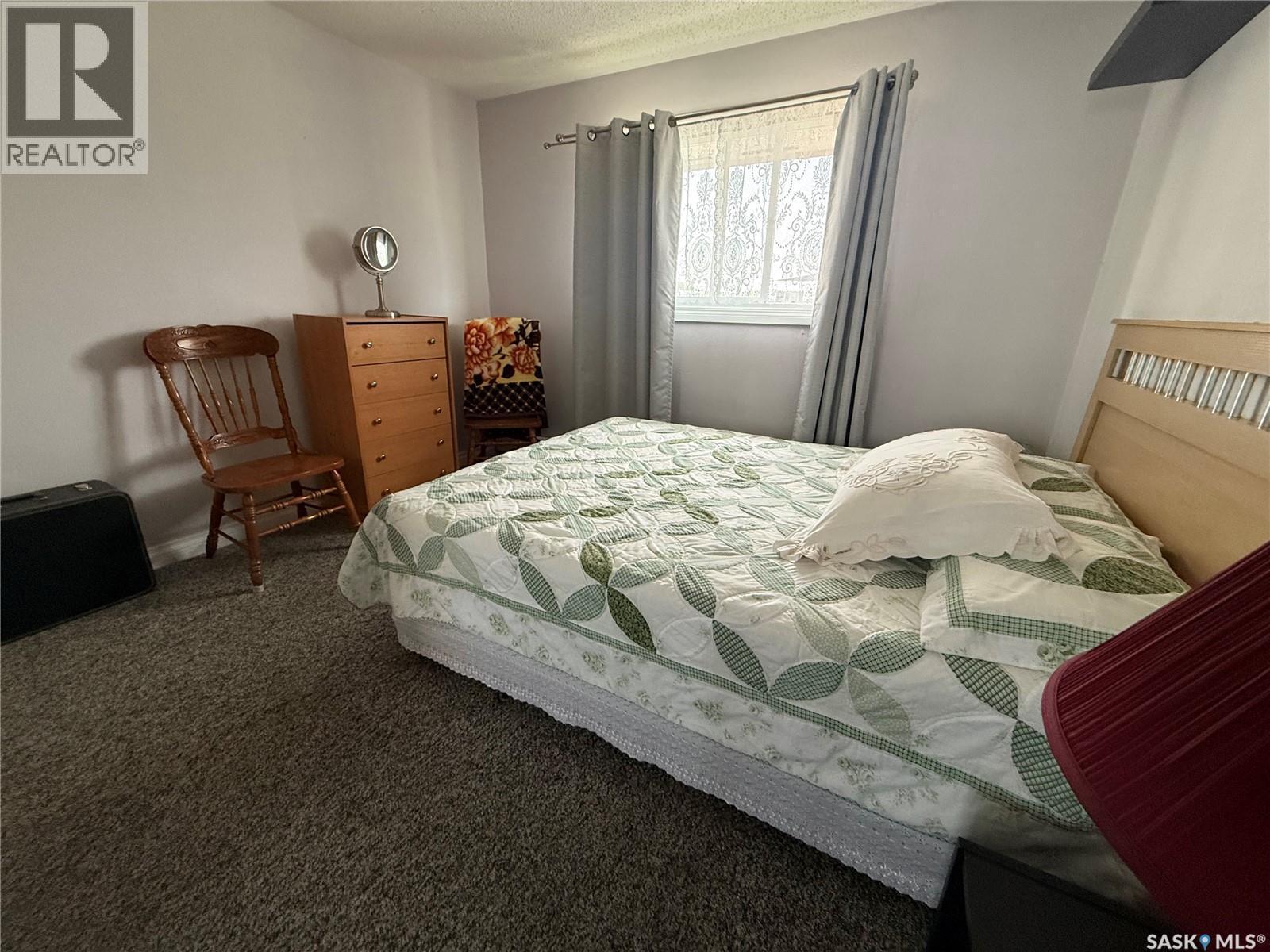 403 522 X Avenue S, Saskatoon, SK - Indoor Photo Showing Bedroom