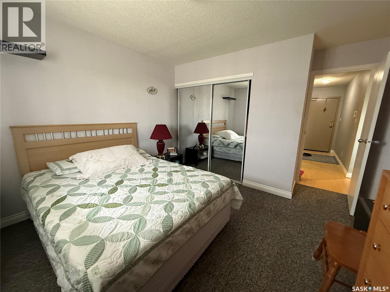 403 522 X Avenue S, Saskatoon, SK - Indoor Photo Showing Bedroom