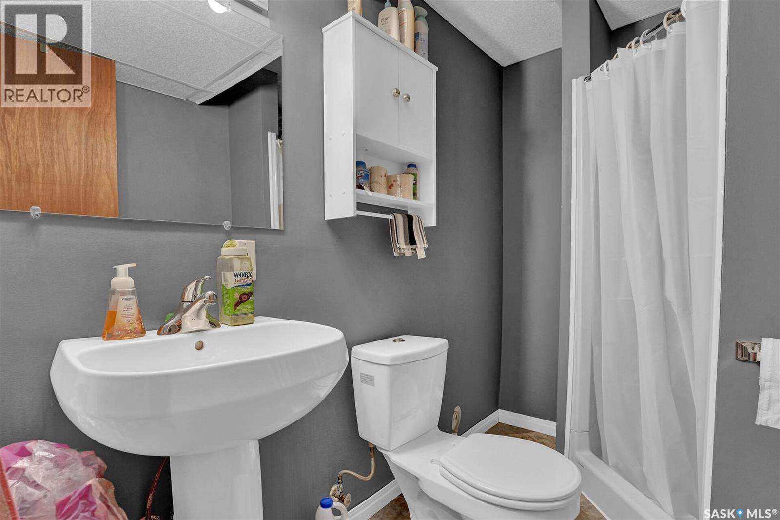 246/242 Westview Drive, Balgonie, SK - Indoor Photo Showing Bathroom