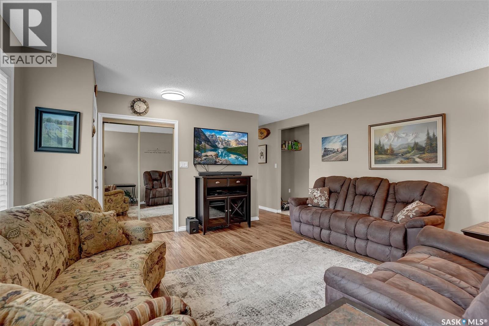 246/242 Westview Drive, Balgonie, SK - Indoor Photo Showing Living Room