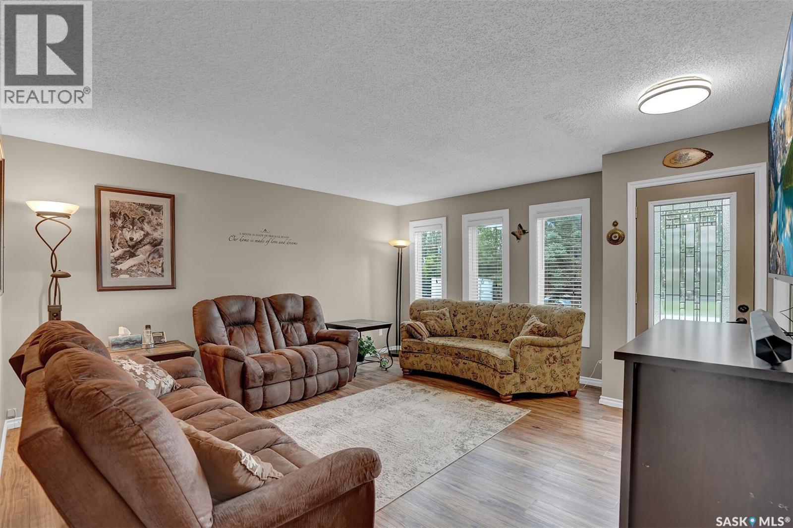 246/242 Westview Drive, Balgonie, SK - Indoor Photo Showing Living Room