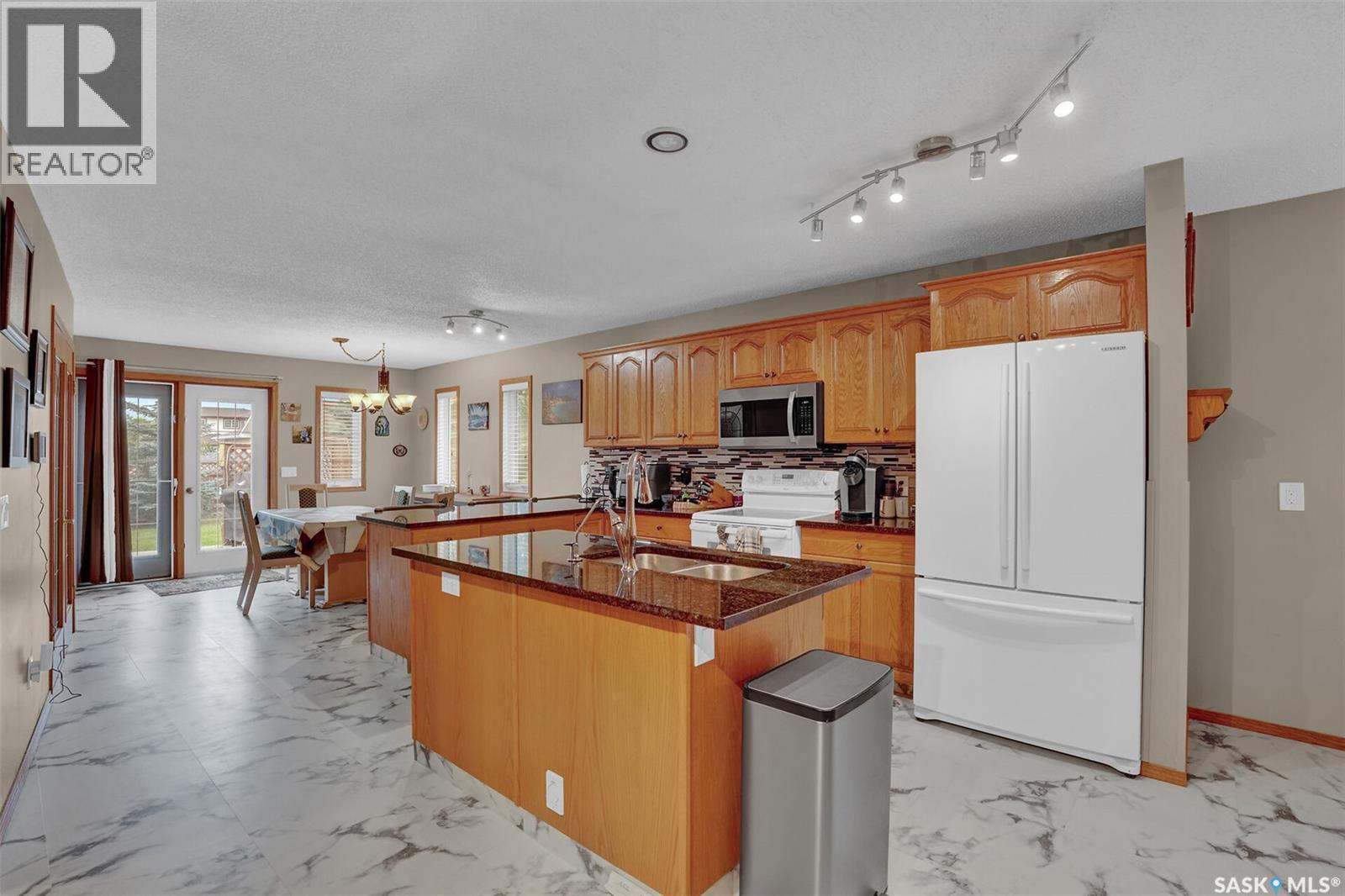 246/242 Westview Drive, Balgonie, SK - Indoor Photo Showing Kitchen With Double Sink