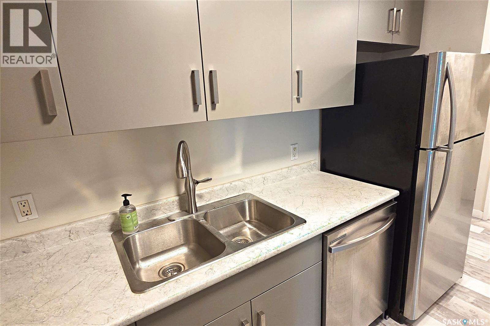 1724 425 115Th Street E, Saskatoon, SK - Indoor Photo Showing Kitchen With Double Sink
