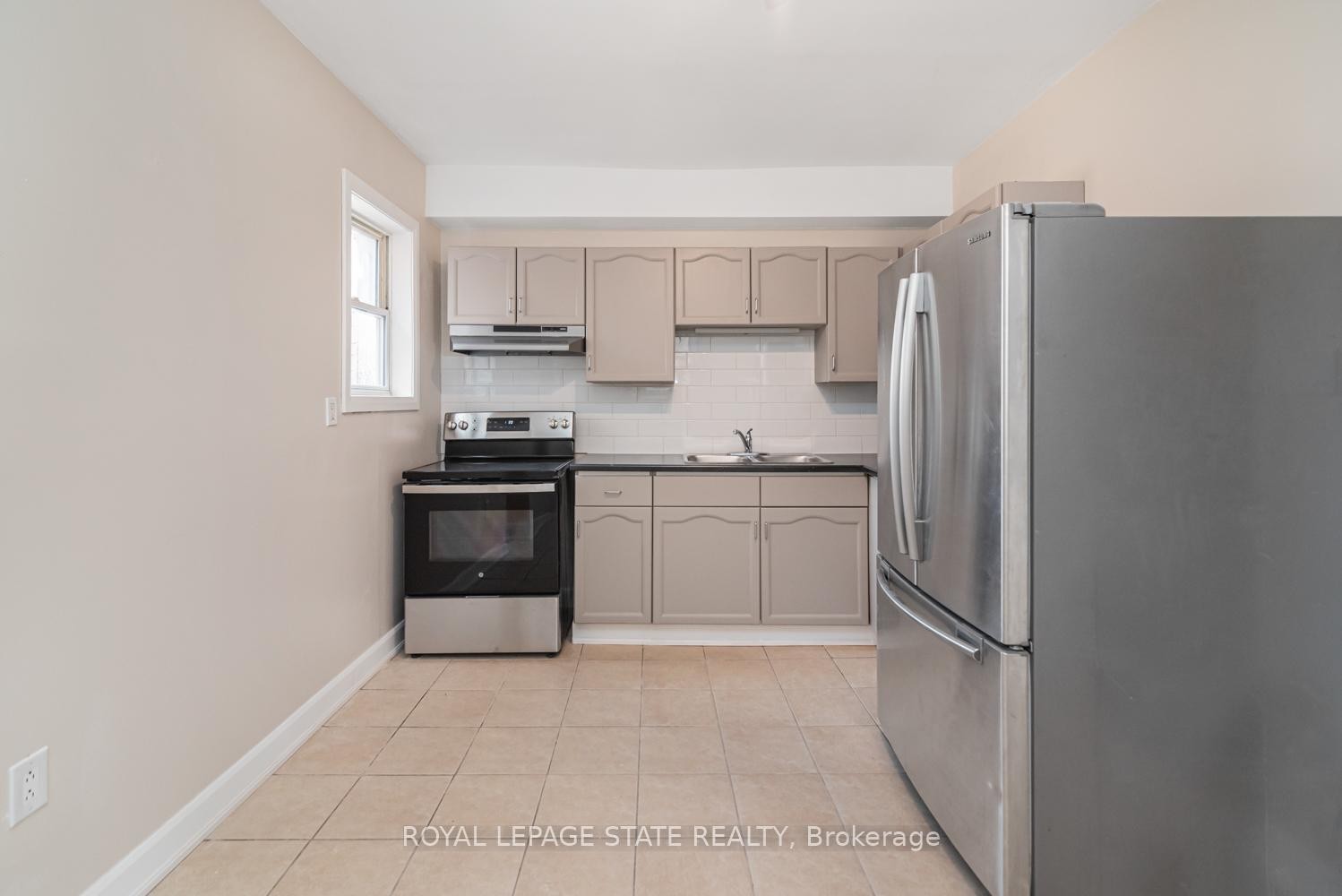 60 Keith Street, Hamilton, ON - Indoor Photo Showing Kitchen With Double Sink