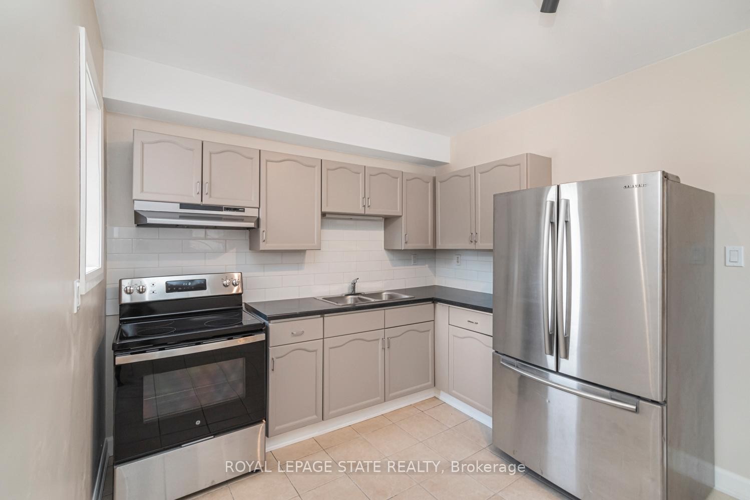 60 Keith Street, Hamilton, ON - Indoor Photo Showing Kitchen With Double Sink