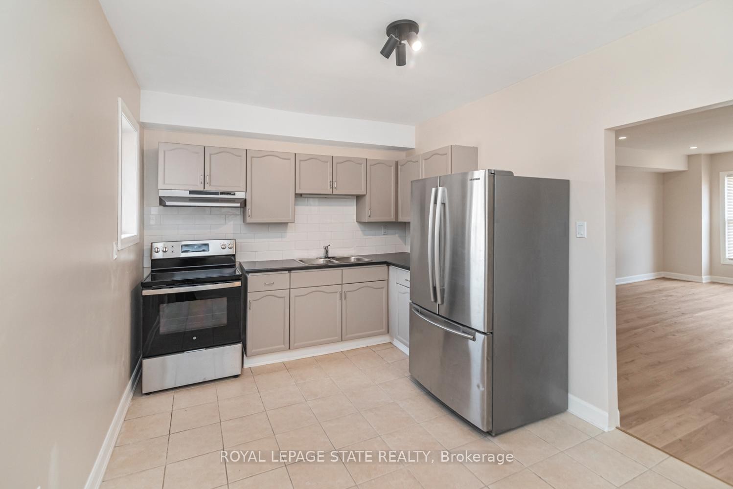 60 Keith Street, Hamilton, ON - Indoor Photo Showing Kitchen With Double Sink