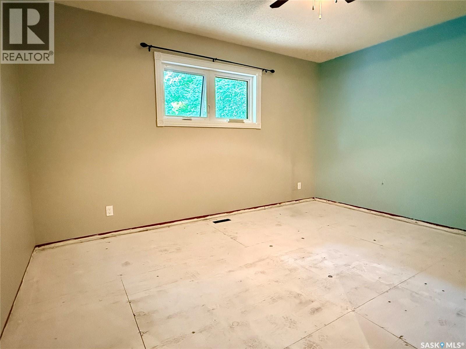 330 Aspen Drive, Swift Current, SK - Indoor Photo Showing Other Room