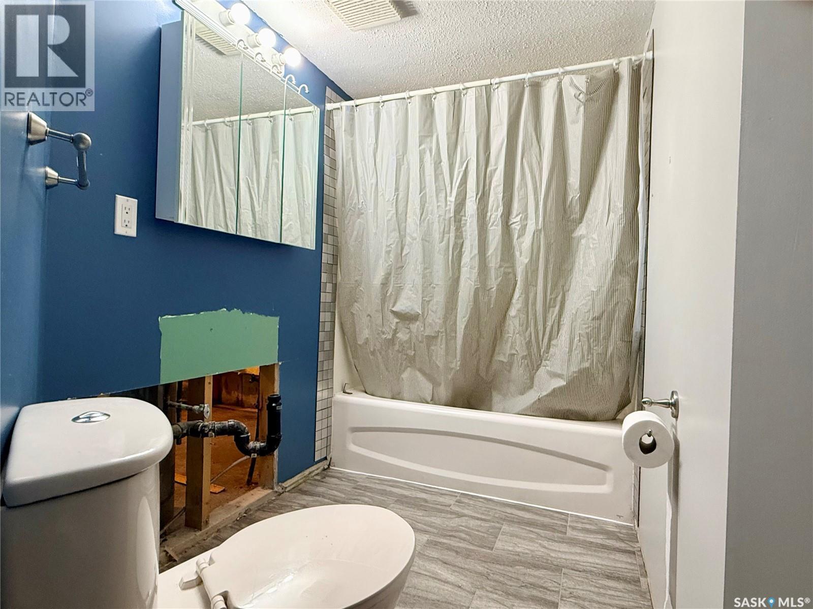 330 Aspen Drive, Swift Current, SK - Indoor Photo Showing Bathroom