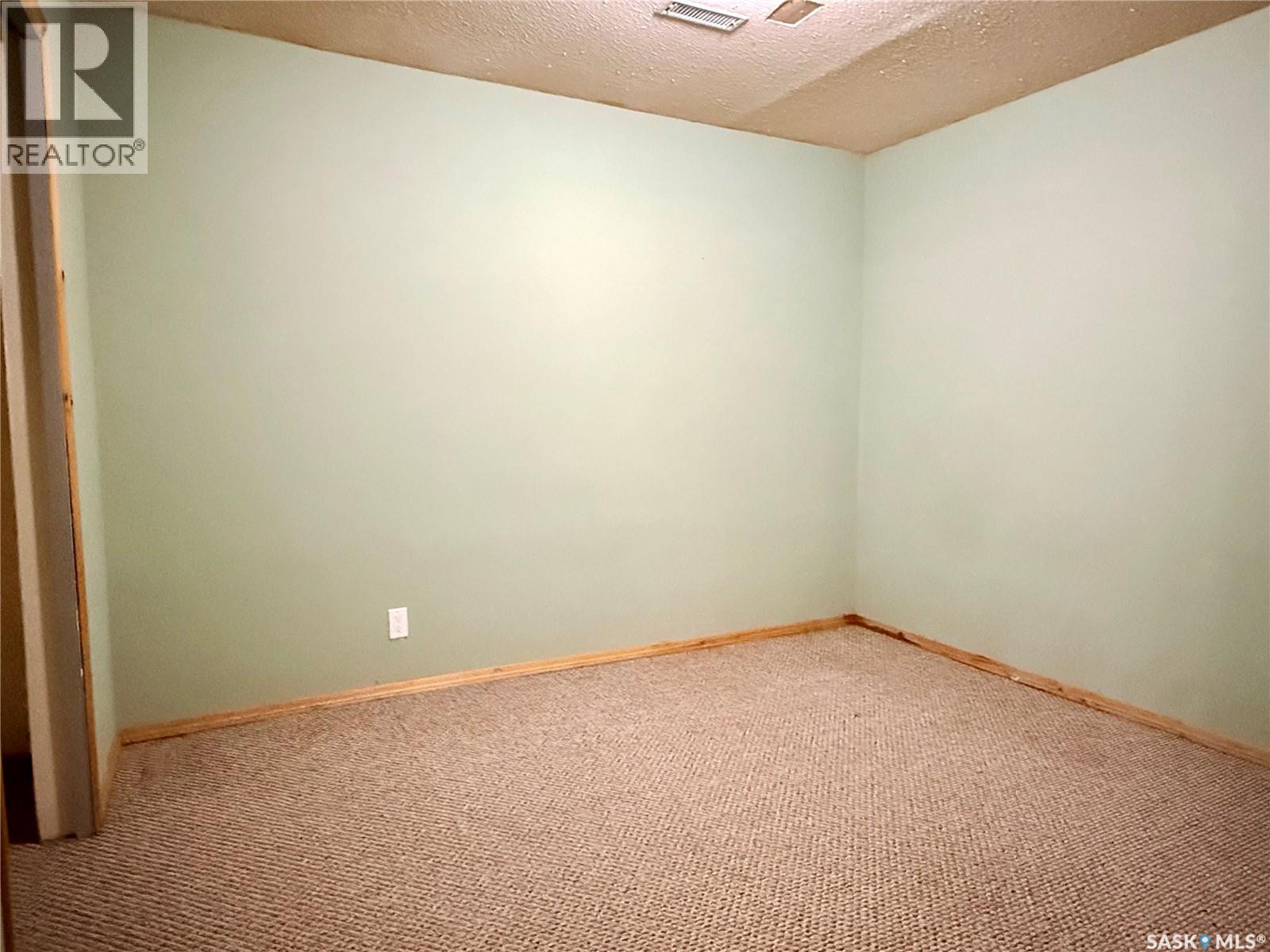 330 Aspen Drive, Swift Current, SK - Indoor Photo Showing Other Room