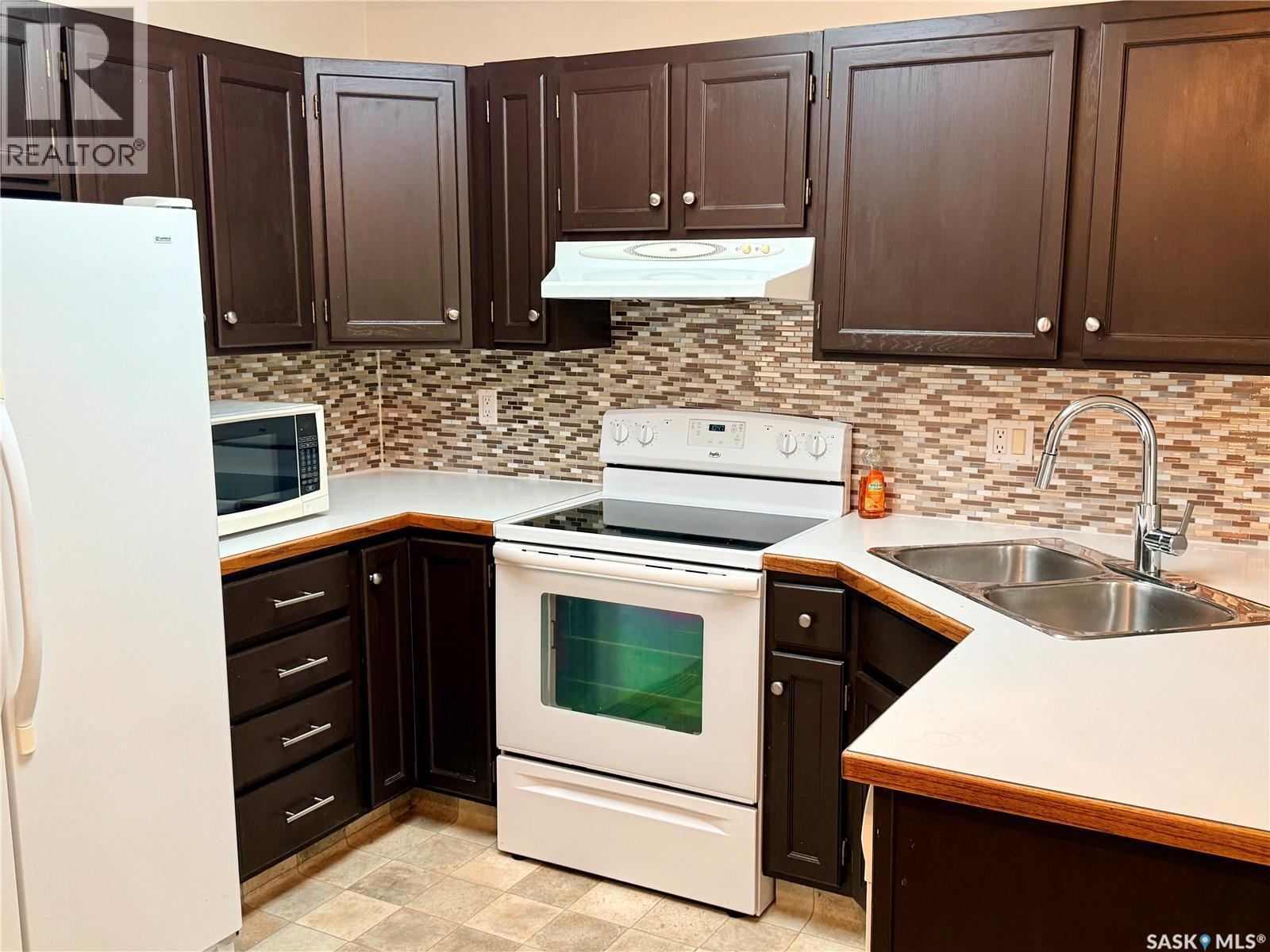 330 Aspen Drive, Swift Current, SK - Indoor Photo Showing Kitchen With Double Sink