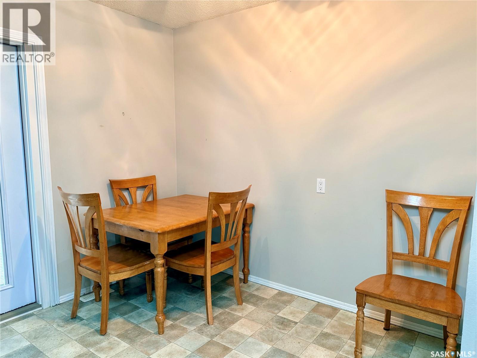 330 Aspen Drive, Swift Current, SK - Indoor Photo Showing Dining Room