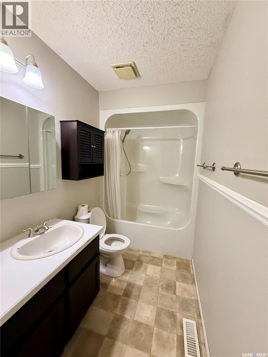 330 Aspen Drive, Swift Current, SK - Indoor Photo Showing Bathroom