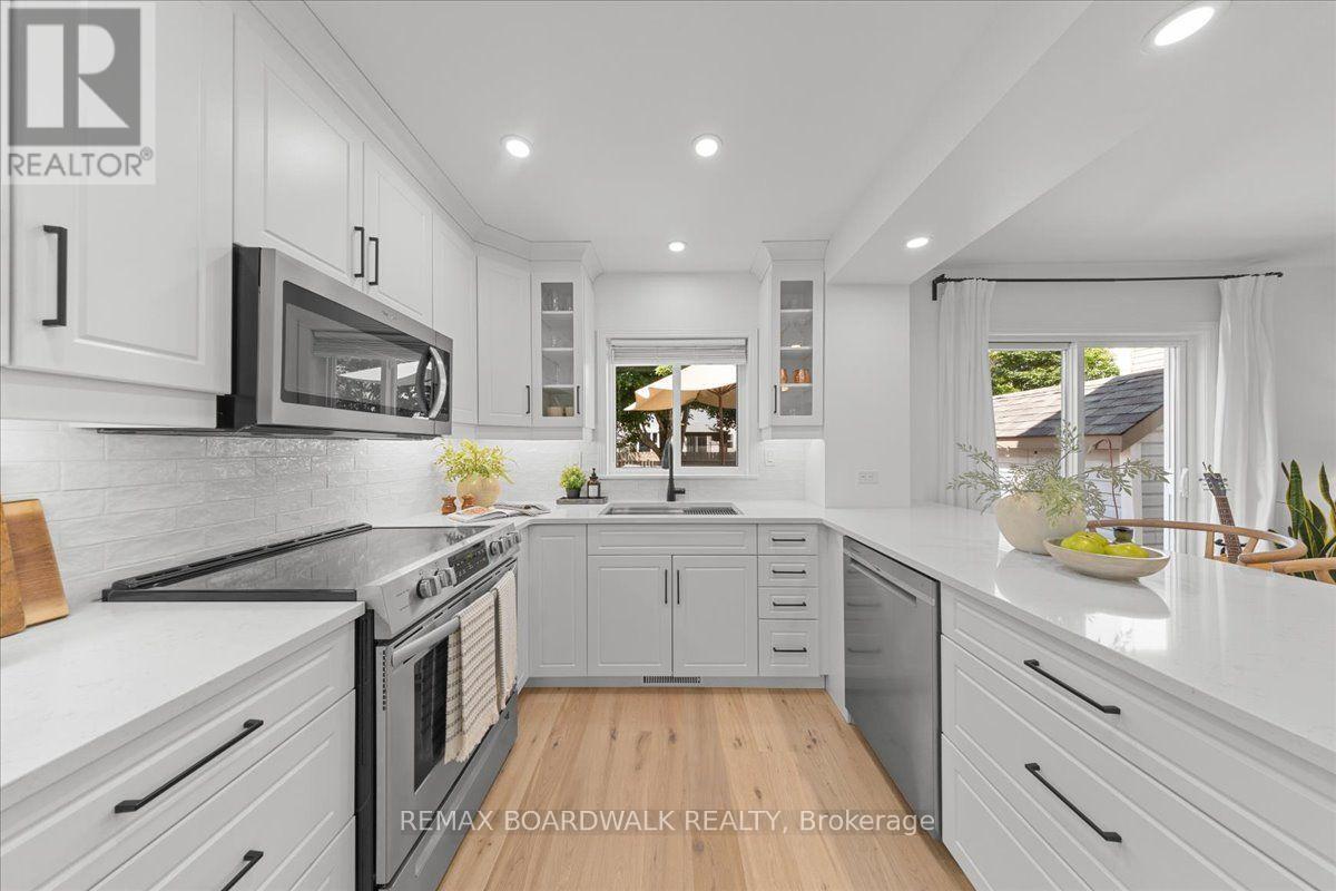 43 Peacock Crescent, Ottawa, ON - Indoor Photo Showing Kitchen With Upgraded Kitchen