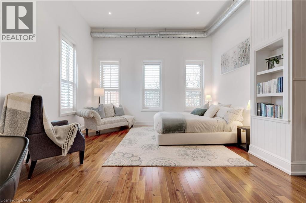 205 King Street E Unit# 2, Hamilton, ON - Indoor Photo Showing Living Room