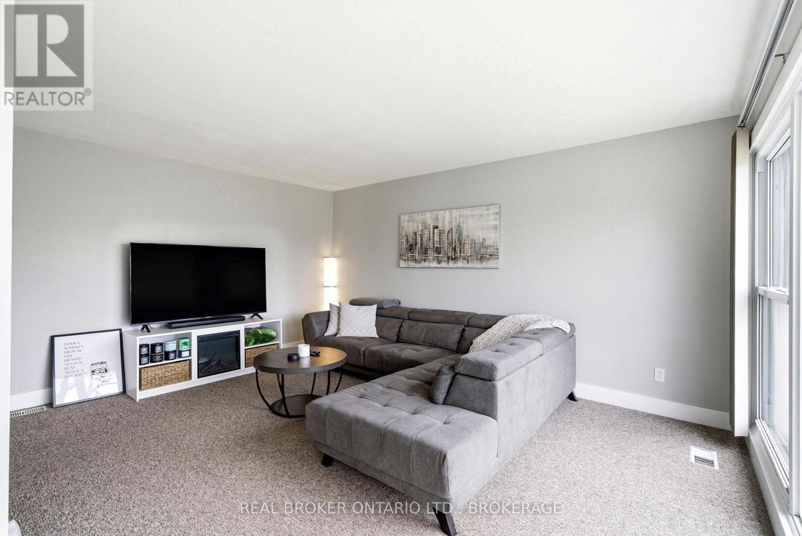 1205 Osborne Avenue, Cornwall, ON - Indoor Photo Showing Living Room