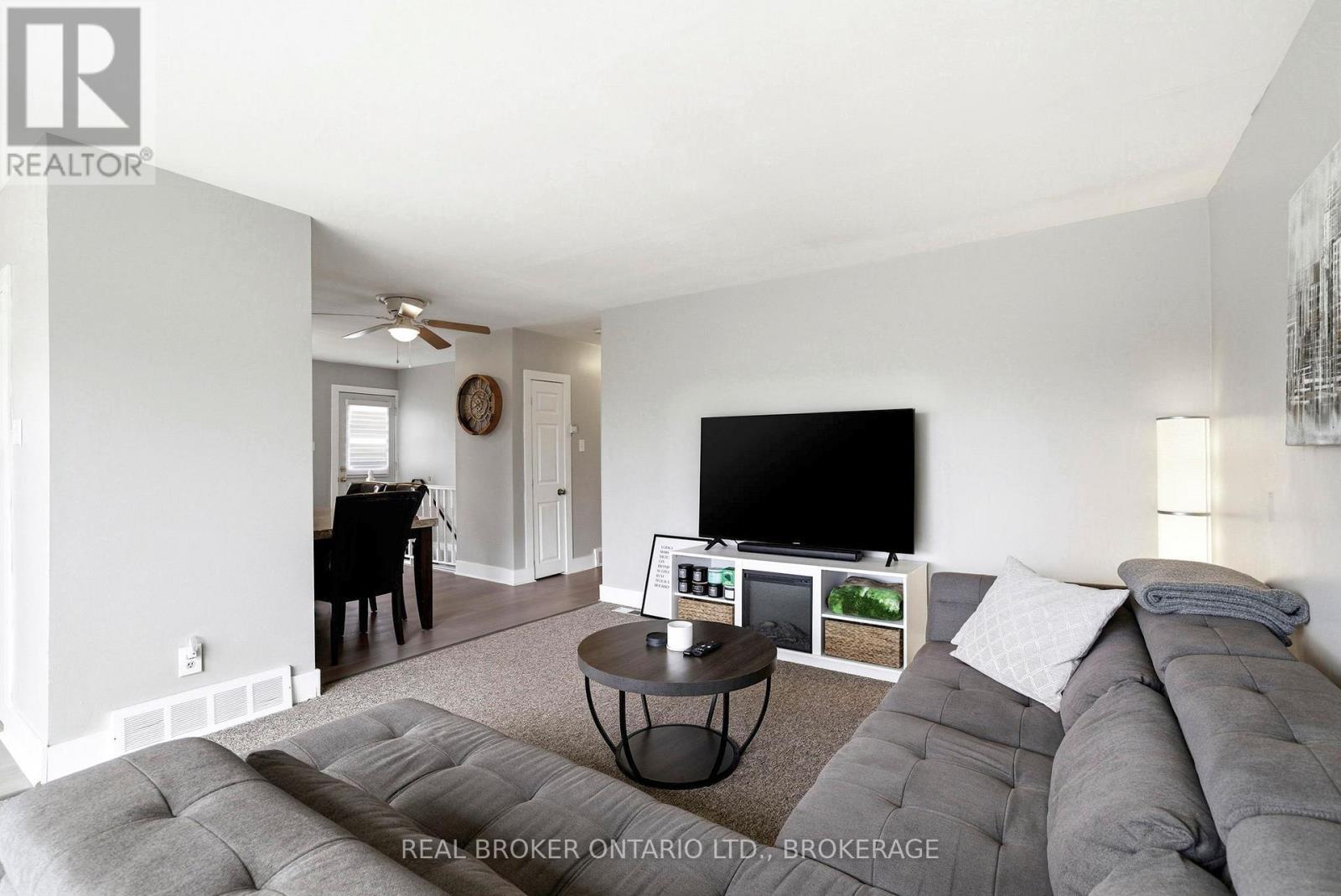 1205 Osborne Avenue, Cornwall, ON - Indoor Photo Showing Living Room