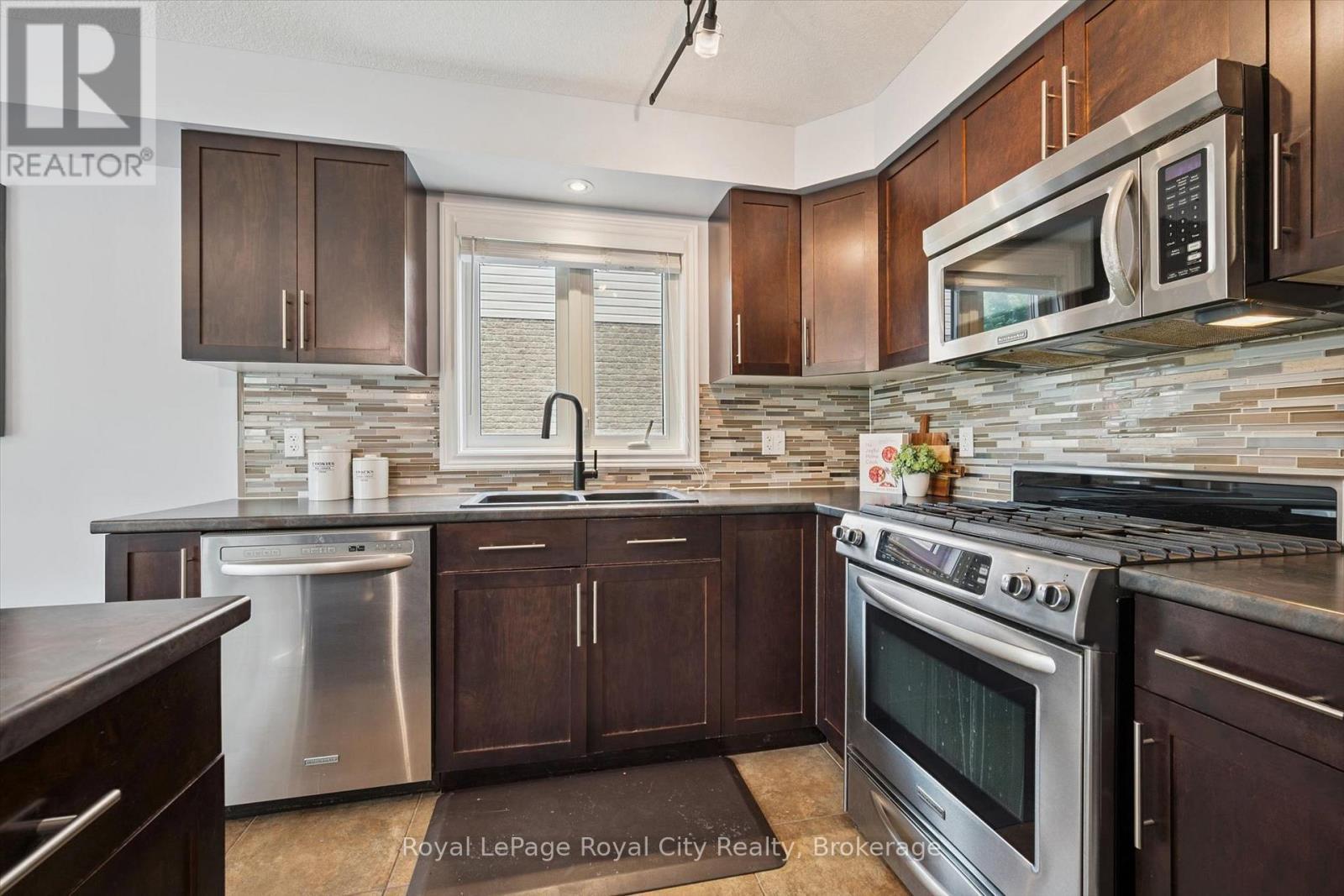 138 Flanders Road, Waterloo, ON - Indoor Photo Showing Kitchen With Double Sink With Upgraded Kitchen