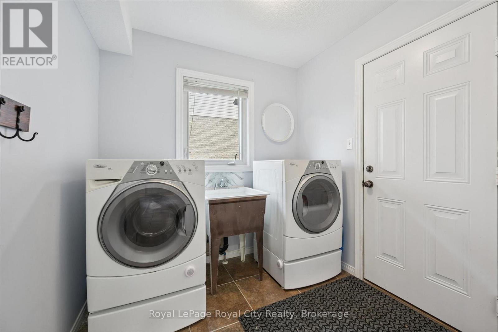 138 Flanders Road, Waterloo, ON - Indoor Photo Showing Laundry Room