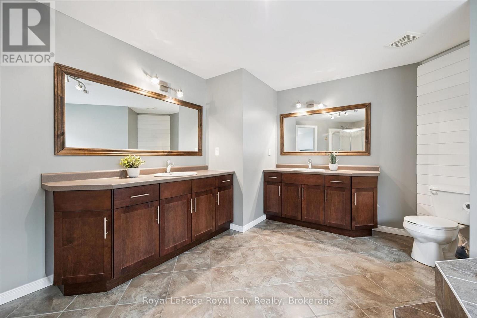 138 Flanders Road, Waterloo, ON - Indoor Photo Showing Bathroom
