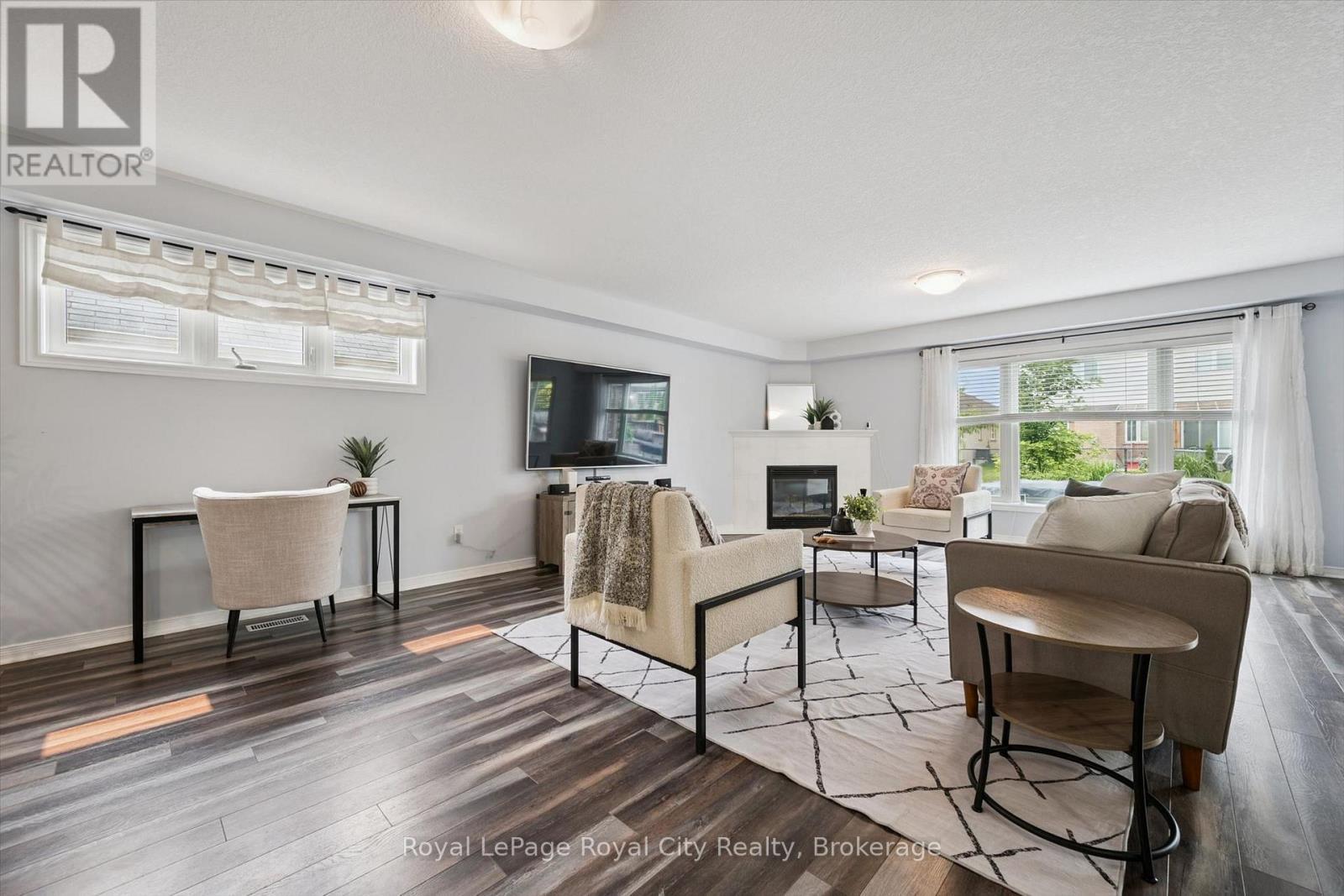 138 Flanders Road, Waterloo, ON - Indoor Photo Showing Living Room With Fireplace