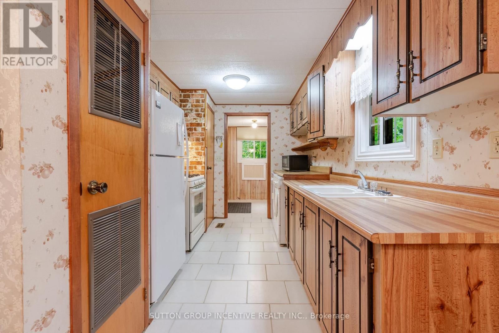 6 Willow Landing, Innisfil, ON - Indoor Photo Showing Kitchen With Double Sink