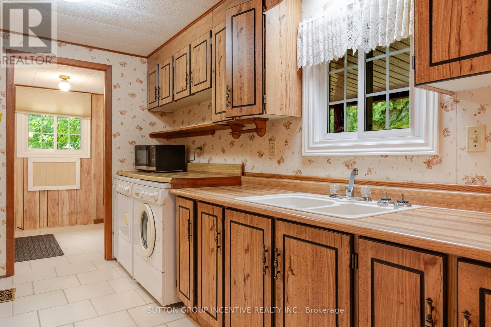 6 Willow Landing, Innisfil, ON - Indoor Photo Showing Laundry Room
