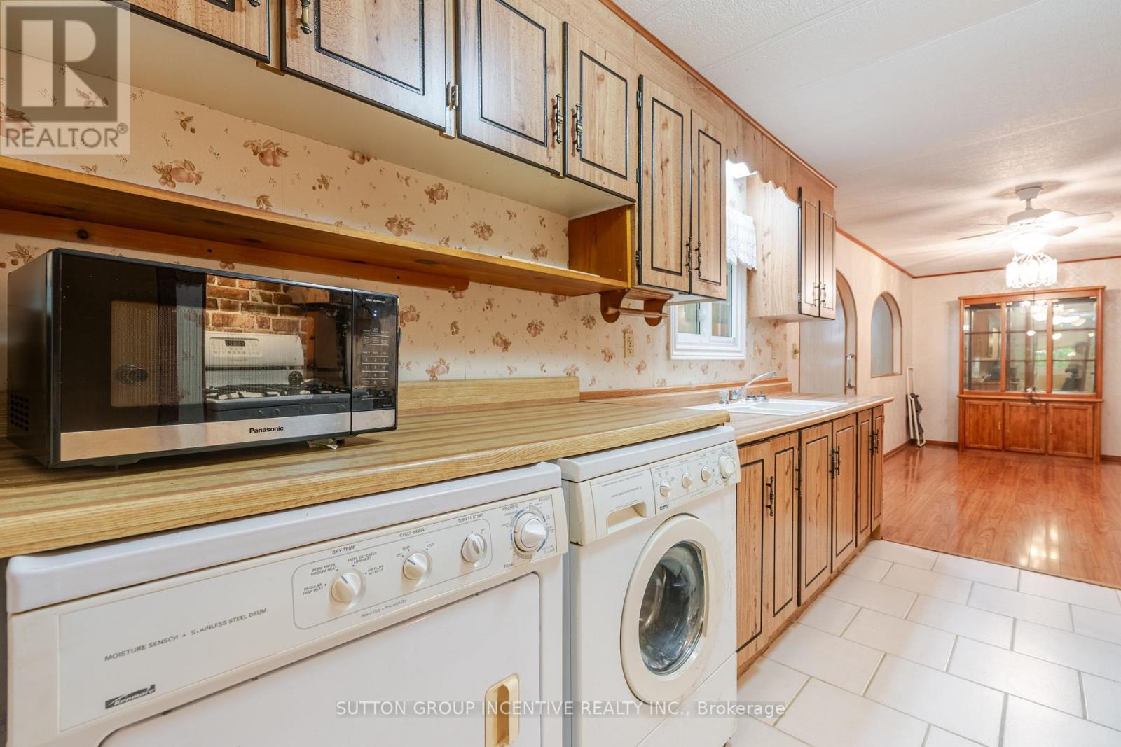 6 Willow Landing, Innisfil, ON - Indoor Photo Showing Laundry Room
