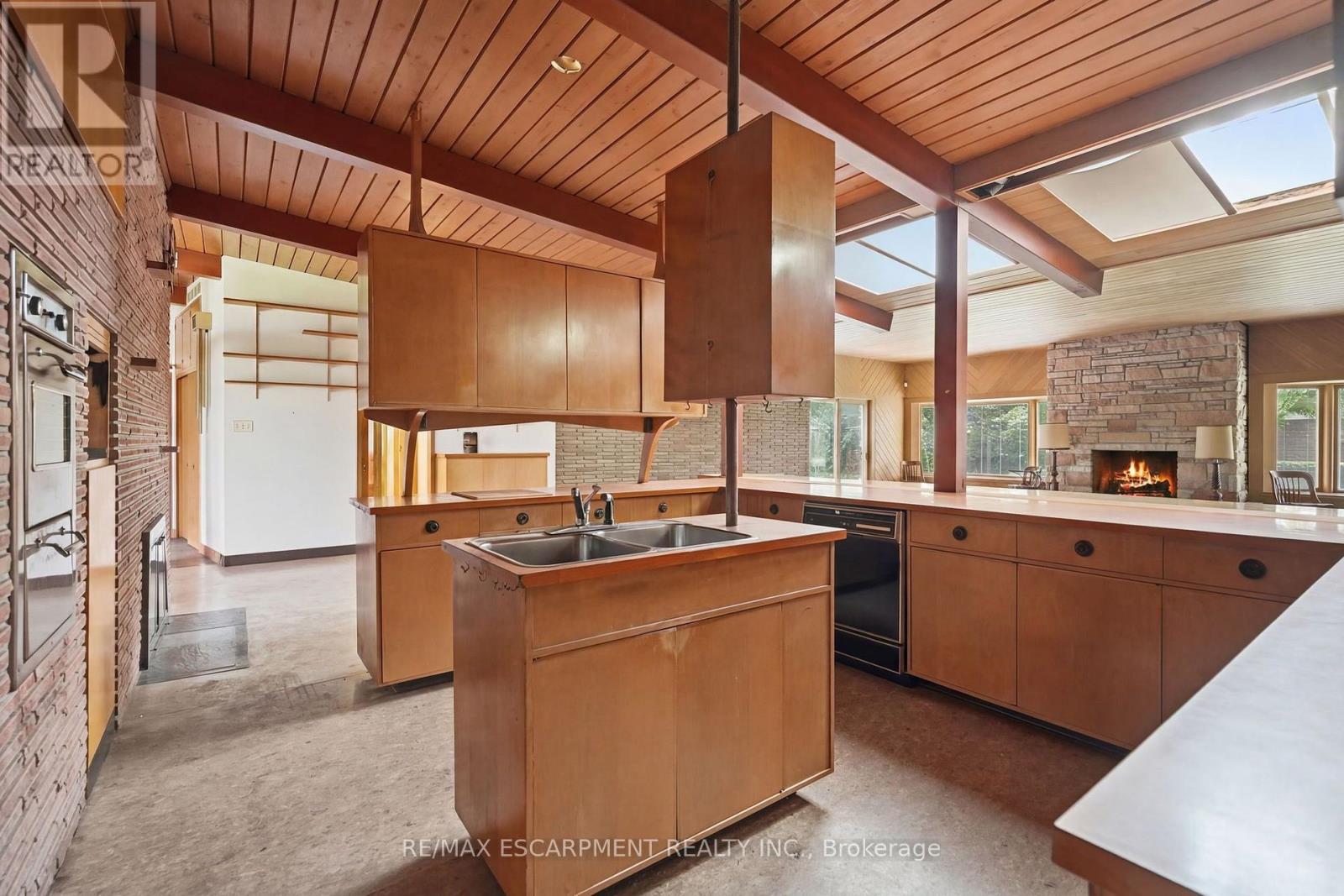Open-concept kitchen area - 264 Mountain Brow Boulevard, Hamilton, ON - Indoor Photo Showing Kitchen With Double Sink