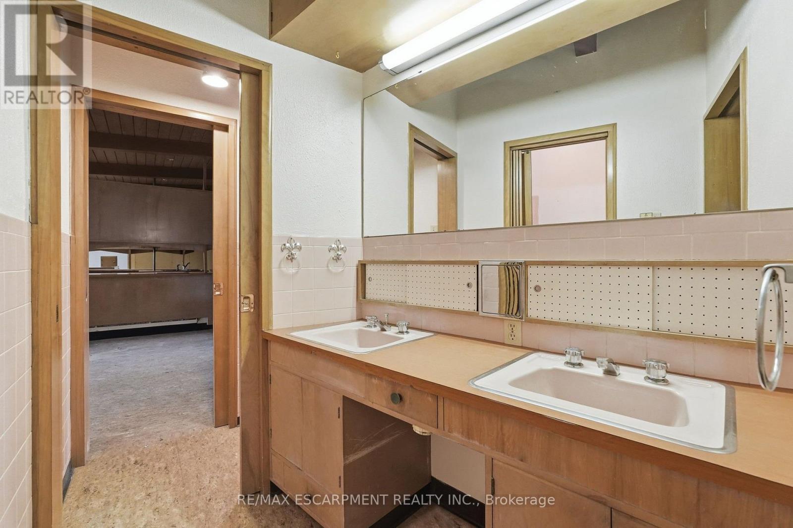 Bathroom vanity featuring dual sinks - 264 Mountain Brow Boulevard, Hamilton, ON - Indoor Photo Showing Bathroom