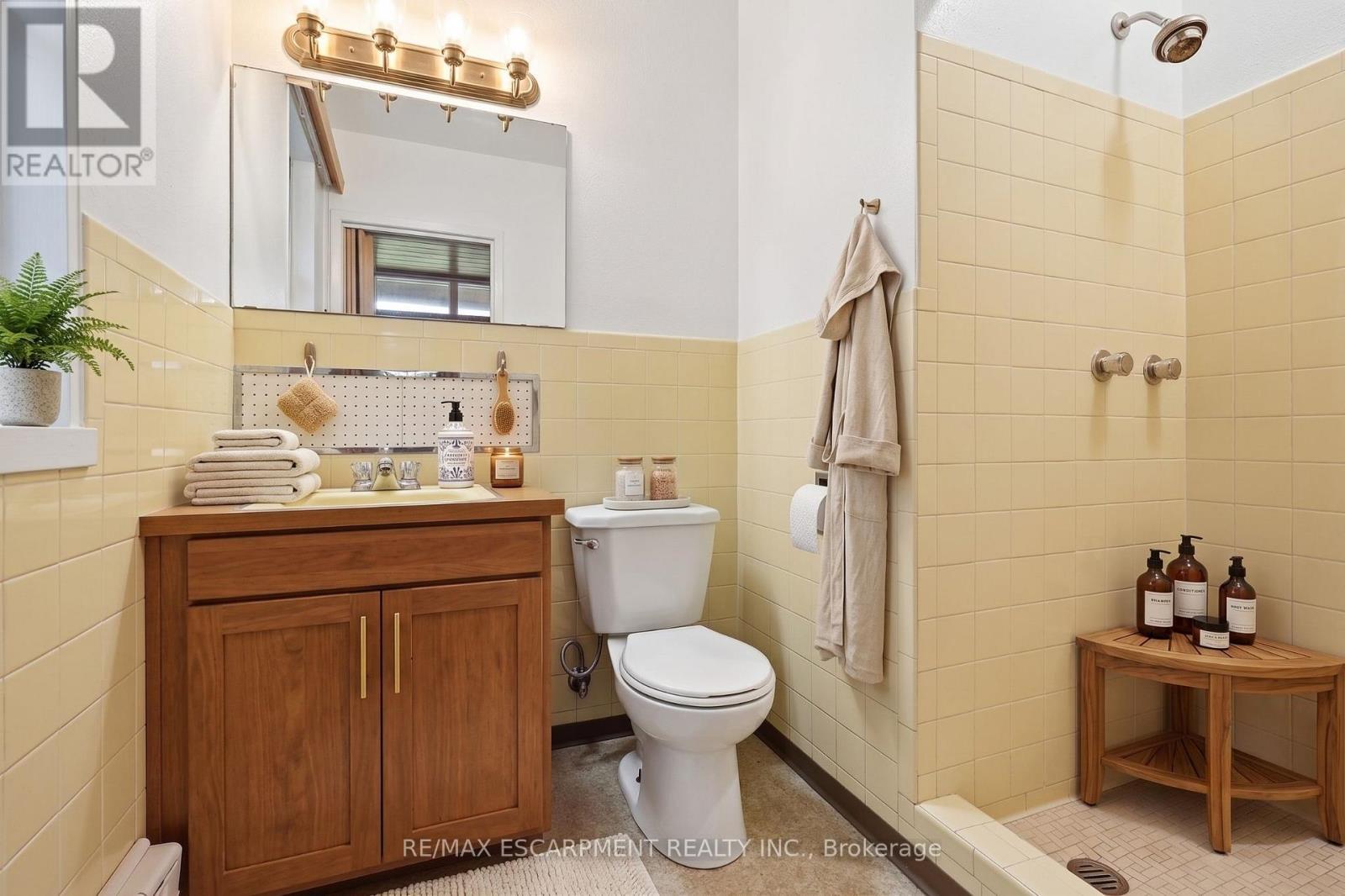 Virtually Staged - 264 Mountain Brow Boulevard, Hamilton, ON - Indoor Photo Showing Bathroom
