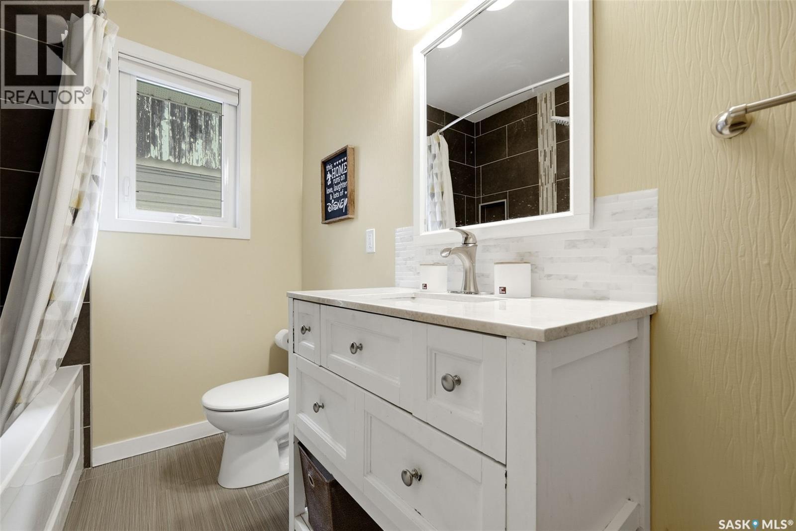 408 Mullin Avenue E, Regina, SK - Indoor Photo Showing Bathroom