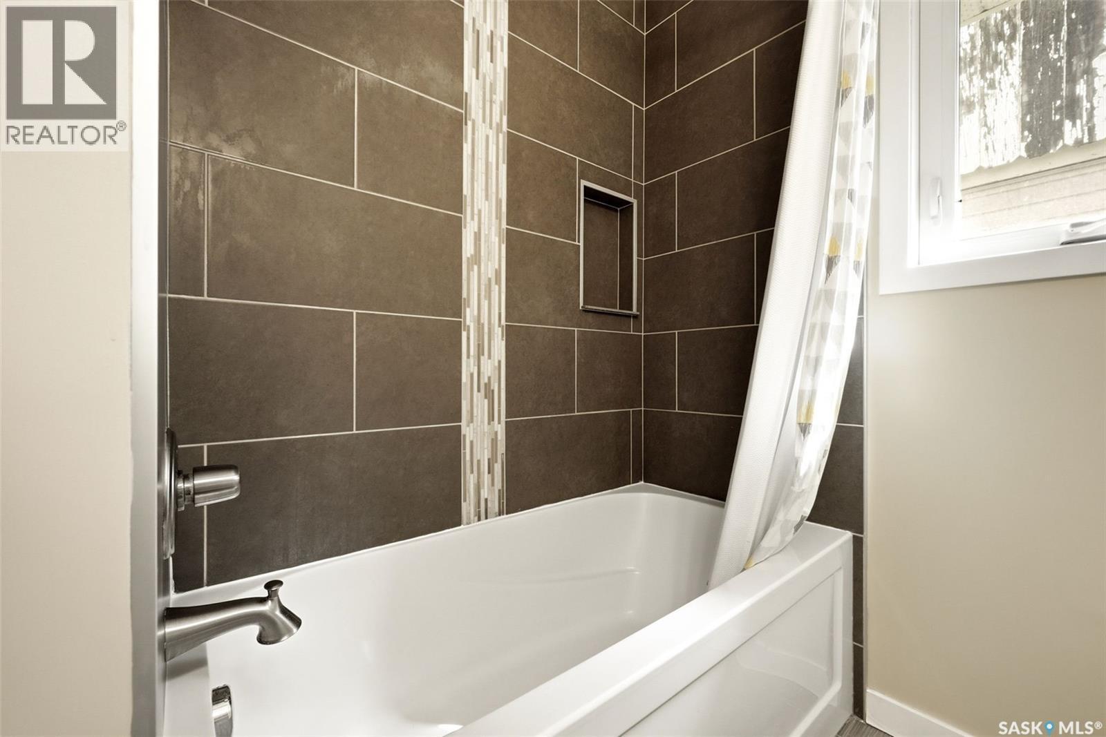408 Mullin Avenue E, Regina, SK - Indoor Photo Showing Bathroom