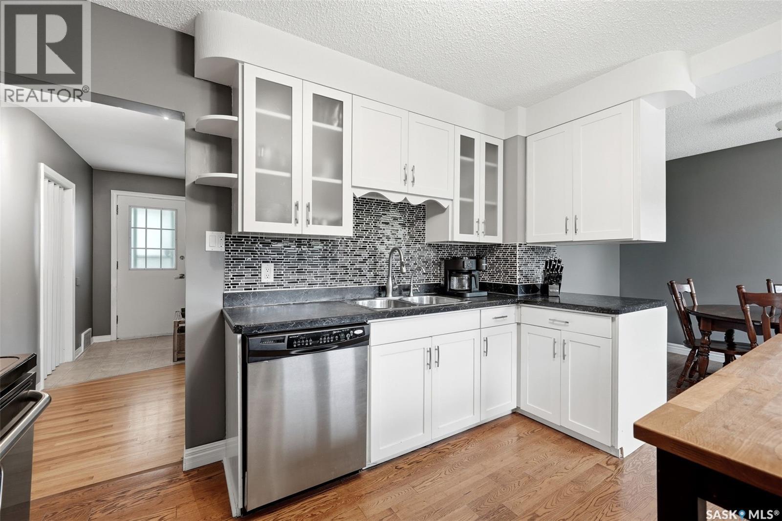408 Mullin Avenue E, Regina, SK - Indoor Photo Showing Kitchen With Double Sink