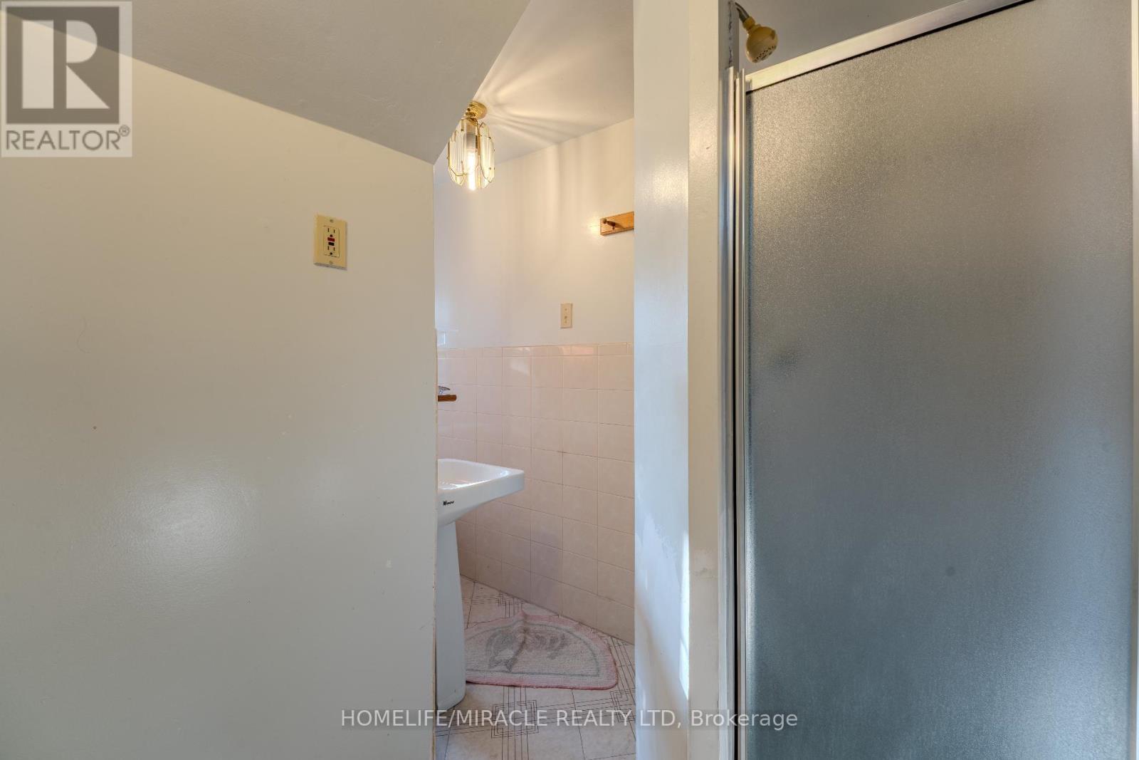 5214 Third Avenue, Niagara Falls, ON - Indoor Photo Showing Bathroom