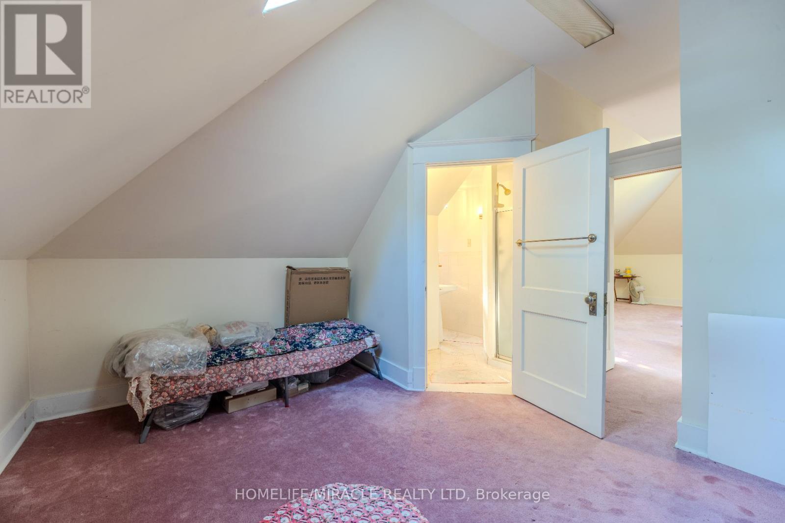 5214 Third Avenue, Niagara Falls, ON - Indoor Photo Showing Bedroom