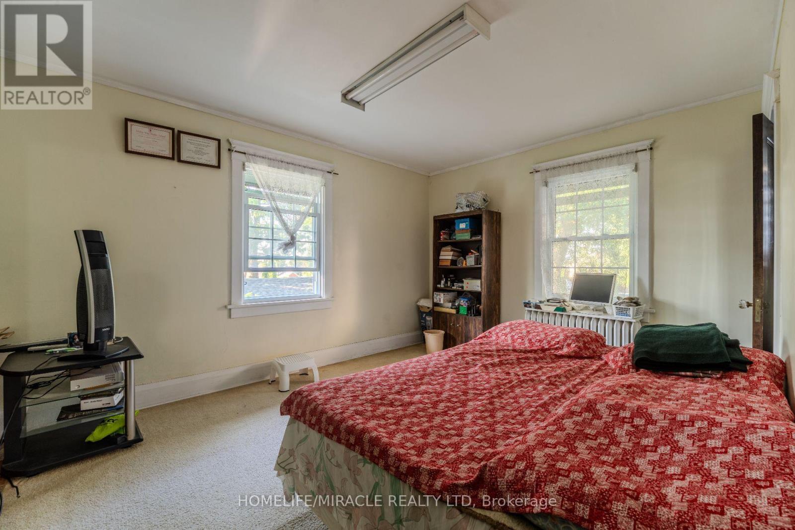 5214 Third Avenue, Niagara Falls, ON - Indoor Photo Showing Bedroom