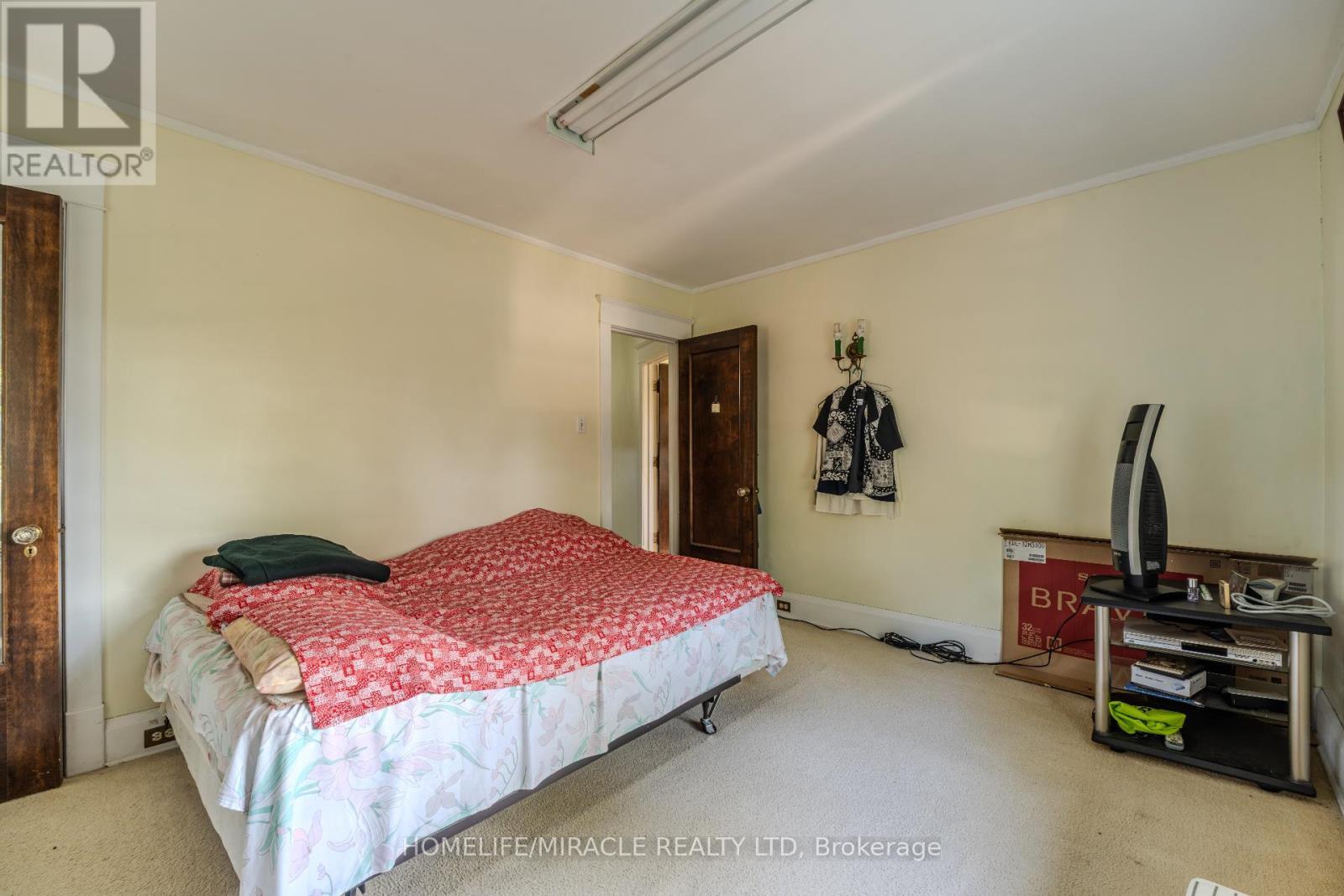 5214 Third Avenue, Niagara Falls, ON - Indoor Photo Showing Bedroom