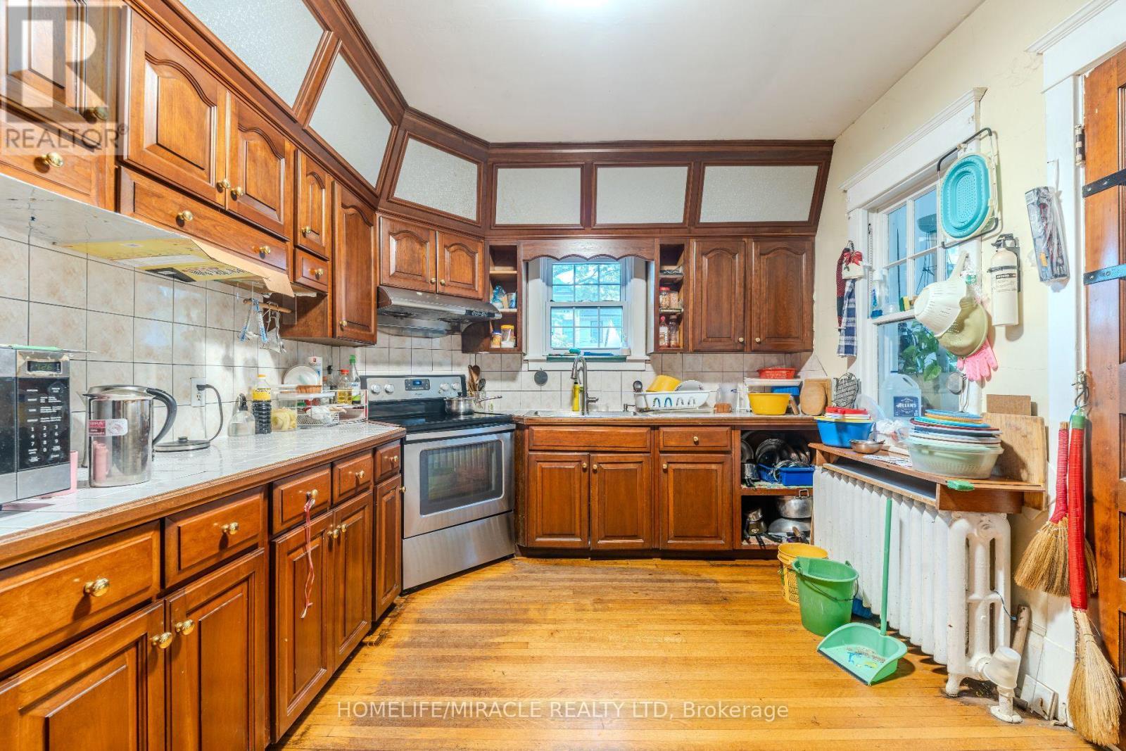 5214 Third Avenue, Niagara Falls, ON - Indoor Photo Showing Kitchen