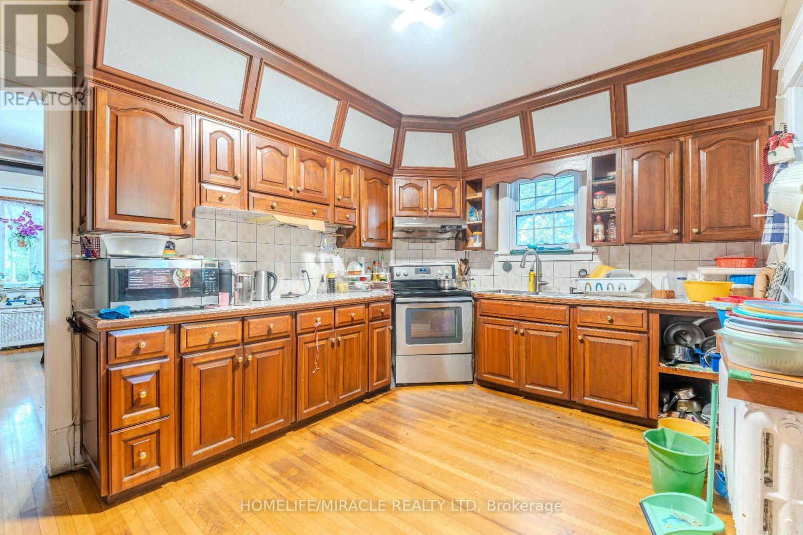 5214 Third Avenue, Niagara Falls, ON - Indoor Photo Showing Kitchen