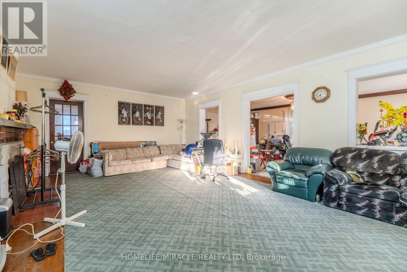 5214 Third Avenue, Niagara Falls, ON - Indoor Photo Showing Living Room With Fireplace