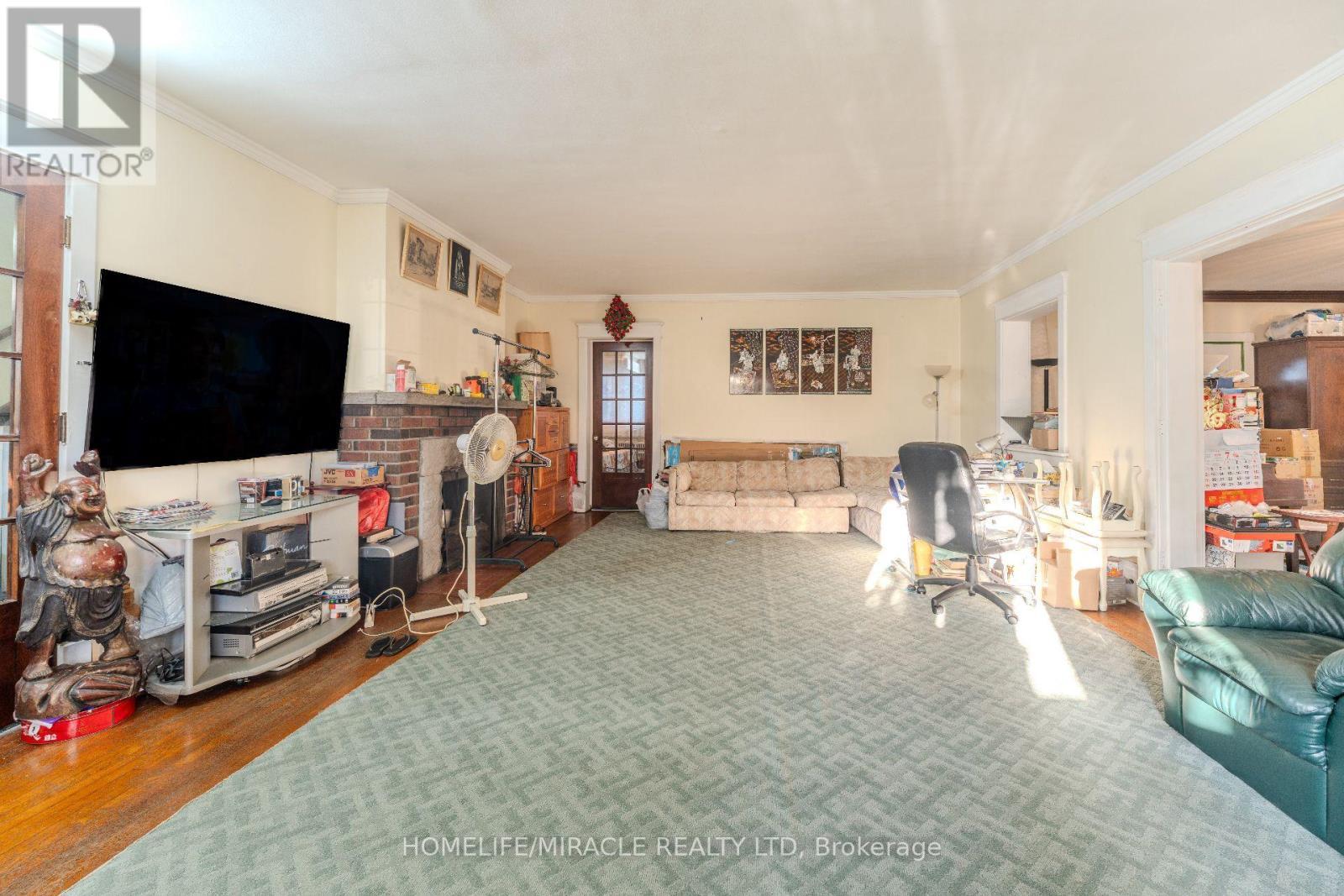 5214 Third Avenue, Niagara Falls, ON - Indoor Photo Showing Living Room