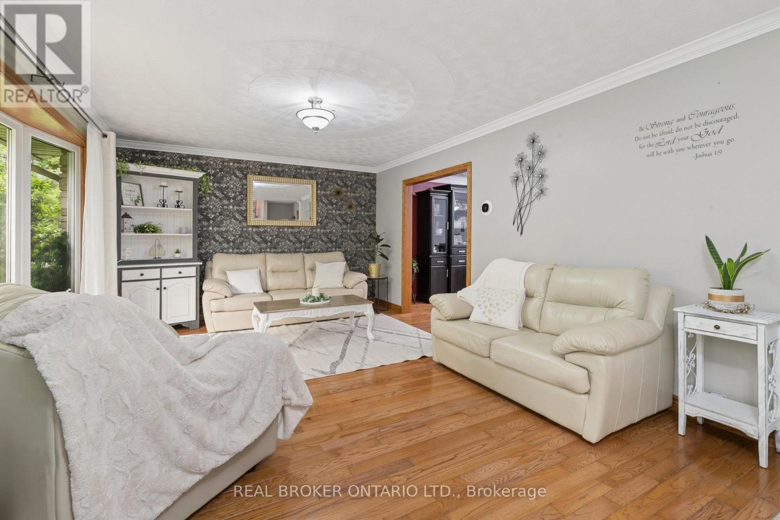 7323 Sideroad 15, Rr1 Road, Mapleton, ON - Indoor Photo Showing Other Room